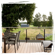 Dachterrasse ca. 20 m² mit Esstisch, Sonnenschirm und <br />zwei Liegen