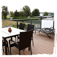 Dachterrasse ca. 20 m² mit Esstisch, Sonnenschirm und <br />zwei Liegen